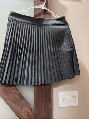 Vineyard Vines Black Pleated Mini Skirt